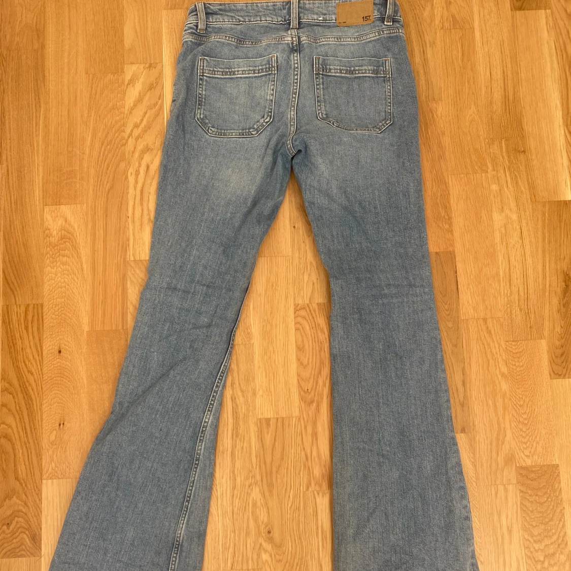 Blå bootcut jeans från 157