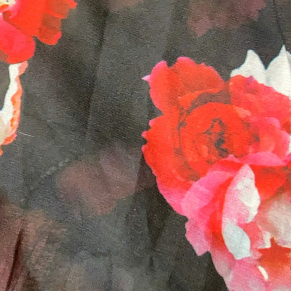 Svart långklänning med blommigt mönster  - 3