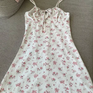 Vit kortklänning  - Så söt lite kortare blommig klänning som verkligen är perfekt till sommaren! Den har dragkedja på baksidan och går att knyta upp framtill om du har en större byst. Köpte den från plick men passade tyvärr inte mig så jag säljer vidare den. Pris är såklart diskuterbart!💗🌸