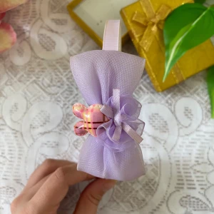 Lila diadem med rosett och dekorativ blomma - Sött diadem i lila med en stor rosett och dekorativ blomma i tyll samt en liten rutmönstrad dekoration i mitten. Perfekt accessoar för att piffa upp din look.