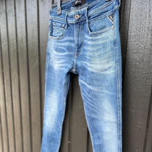 Replay anbass jeans - Säljer ett par blåa replay anbass i storlek 30/32. Säljes i befintligt skick!  Nypris 1999kr Mitt pris 549kr