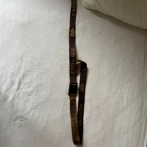 Capeesh bälte - Det är ett bälte från capeesh supply, brunt och typ helt nytt, använt lite men det syns inte, inga skador överhuvudtaget