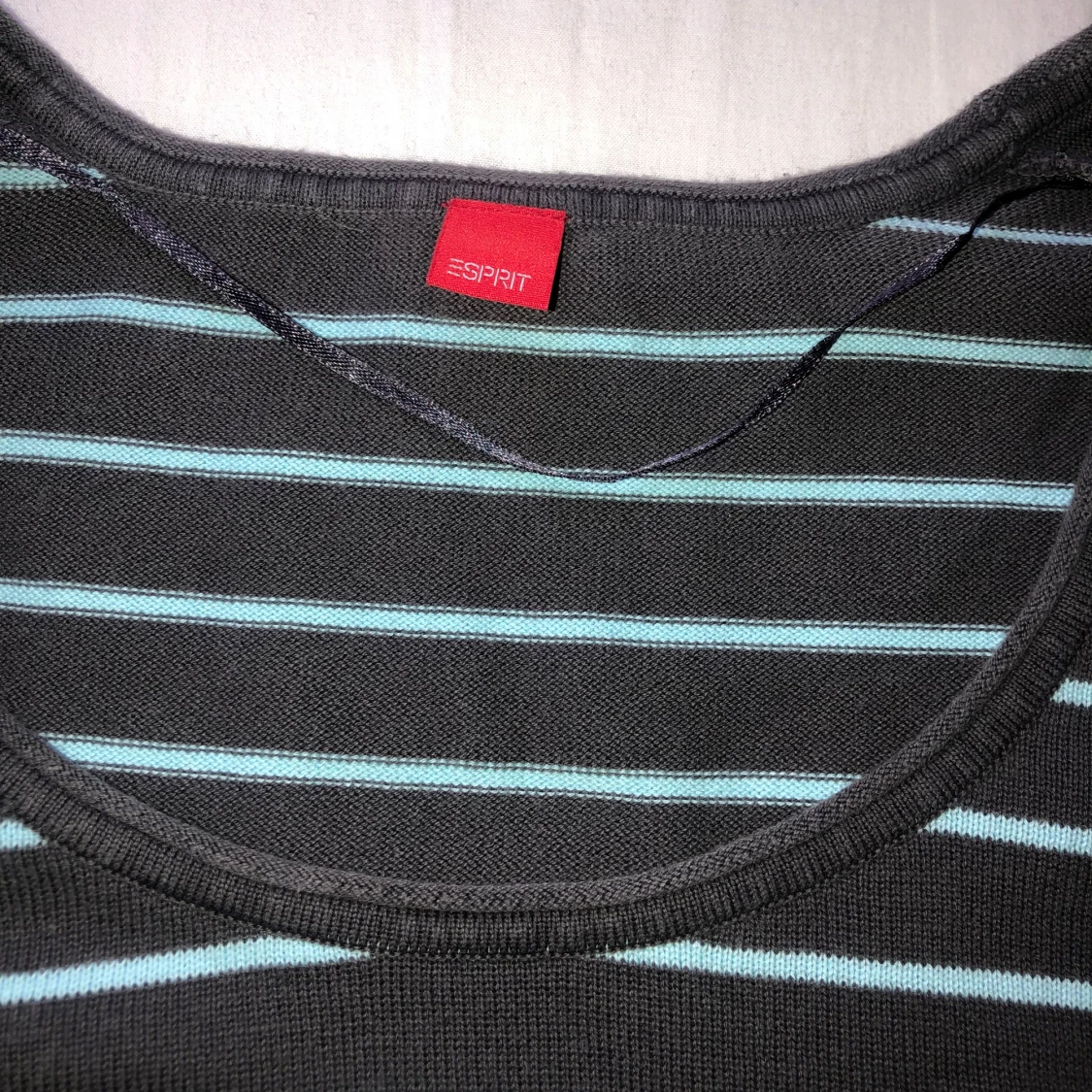 Grå och ljusblå randig tröja från Esprit - 1