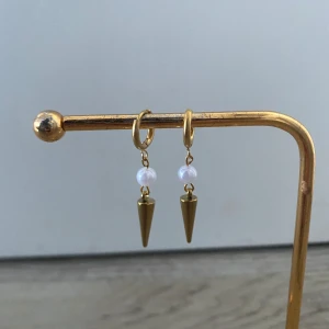 Nitörhängen i rostfritt stål  - Trendiga guldiga nitörhängen i rostfritt stål. Nya och handgjorda!