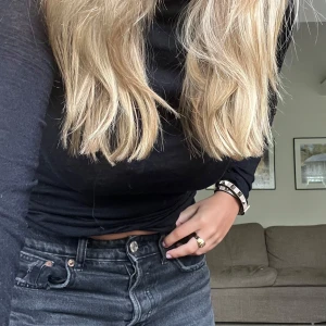 Svarta raka jeans lågmidja - Säljer ett par svarta jeans med rak passform och låg midja! Dessa är sjukt snygga och är trendiga. De köptes för 400 kr och säljs nu för endast 200 kr! 😍