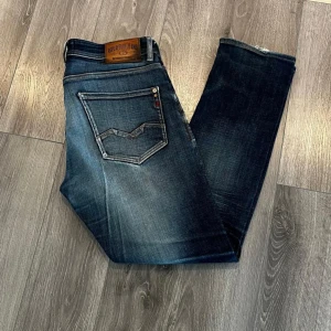 Replay Jeans  - Tjena, säljer ett par riktig stilrena, helt snygga Replay Jeans i unik och fin färg. Skriv gärna vid intresse och för mer info, Tveka inte på att lägga bud!