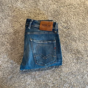 Blå Replay Anbass jeans - Säljer ett par riktigt snygga jeans som tyvärr var för små när jag köpte dom. Därför är dom helt oanvända och inga defekter. Skriv om du har frågor! MVH Charlie