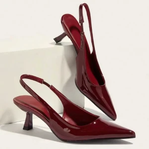 Vinröda lackade pumps med klack - Snygga vinröda pumps i lackat material med spetsig tå och öppen häl. Säljer då dom va lite för stora för mig💕💕