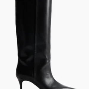 Svarta höga stövlar med klack - Snygga svarta stövlar med hög klack och spetsig tå från hm. Elegant design som passar perfekt till många outfits. Endast använda en gång och i jättebra skick. 