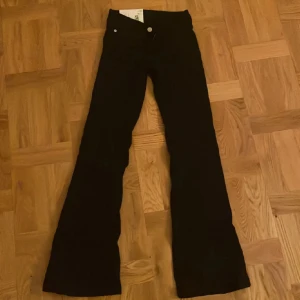 Svarta bootcut-byxor från Cheap Monday - Svarta byxor från Cheap Monday med bootcut-modell och klassisk femficksdesign. Byxorna har dragkedja och knapp framtill samt en liten Cheap Monday-logga bak. Perfekta för dig som gillar en retroinspirerad look. Prislappen är kvar. Säljer pga de tyvärr inte passade mig. Hör av dig ifall frågor, för mått eller för fler bilder!💫