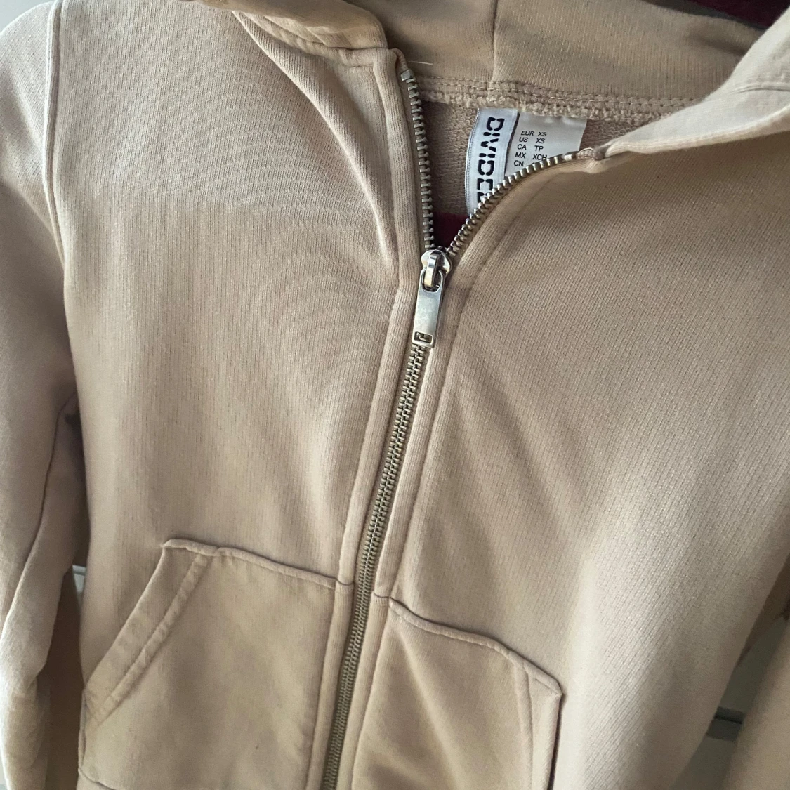 Beige hoodie med dragkedja från Divided - 1