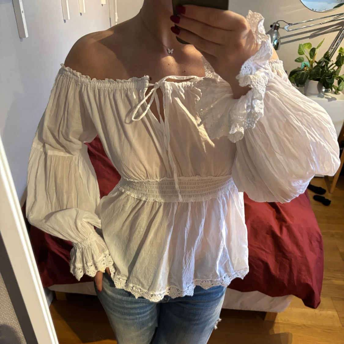 Vit offshoulder blus med spetsdetaljer - 1
