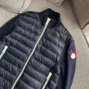 MONCLER Maglia Cardigan - Säljer en svart pufferjacka från Moncler med quiltad framsida och släta ärmar. Jackan har dragkedja framtill jackan är i nytt skick 