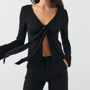 Tie front long sleeve top - Snygg topp med knyt där fram från gina 