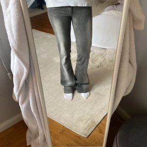 Weeekday jeans  - Säljer dessa super coola jeans från weekday i storlek 31/34 . Passar perfekt för fest eller vardags ,Köpt för 399, tyvärr så är den gröna lappen där bak inte kvar