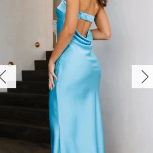 Ljusblå långklänning i satin - XS