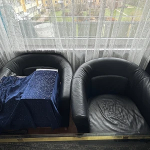 Två svarta fåtölj - Två svarta fåtölj som är i bra skick 