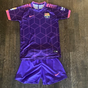 Neymar Jr kit 16/17 - Säljer ett mycket använt Barcelona kit från 16/17 med Neymar Jr på ryggen.