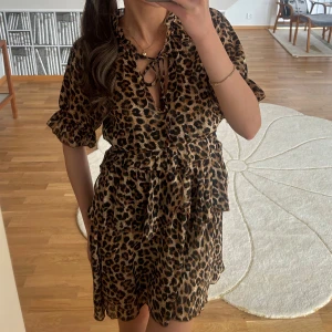 Leopard klänning - Snygg leopard klänning med skimmrig tråd insydd😍Bara använd 2 ggr så jätte fint skick! Köptes på Raglady i Helsingborg förra sommaren.