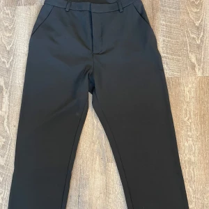 Svarta kostymbyxor från JDY - Säljer ett par svarta kostymbyxor från JDY med rak passform och fickor på sidorna. Oanvända med lapp kvar. 
