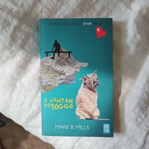 I väntan på Doggo - En roman av Mark B. Mills om Dan, en man som försöker hitta mening i livet efter ett uppbrott. Med hjälp av hunden Doggo utforskar han kärlek, vänskap och familj. Boken har ett blått omslag med illustration av en hund, brev och en röd ballong.