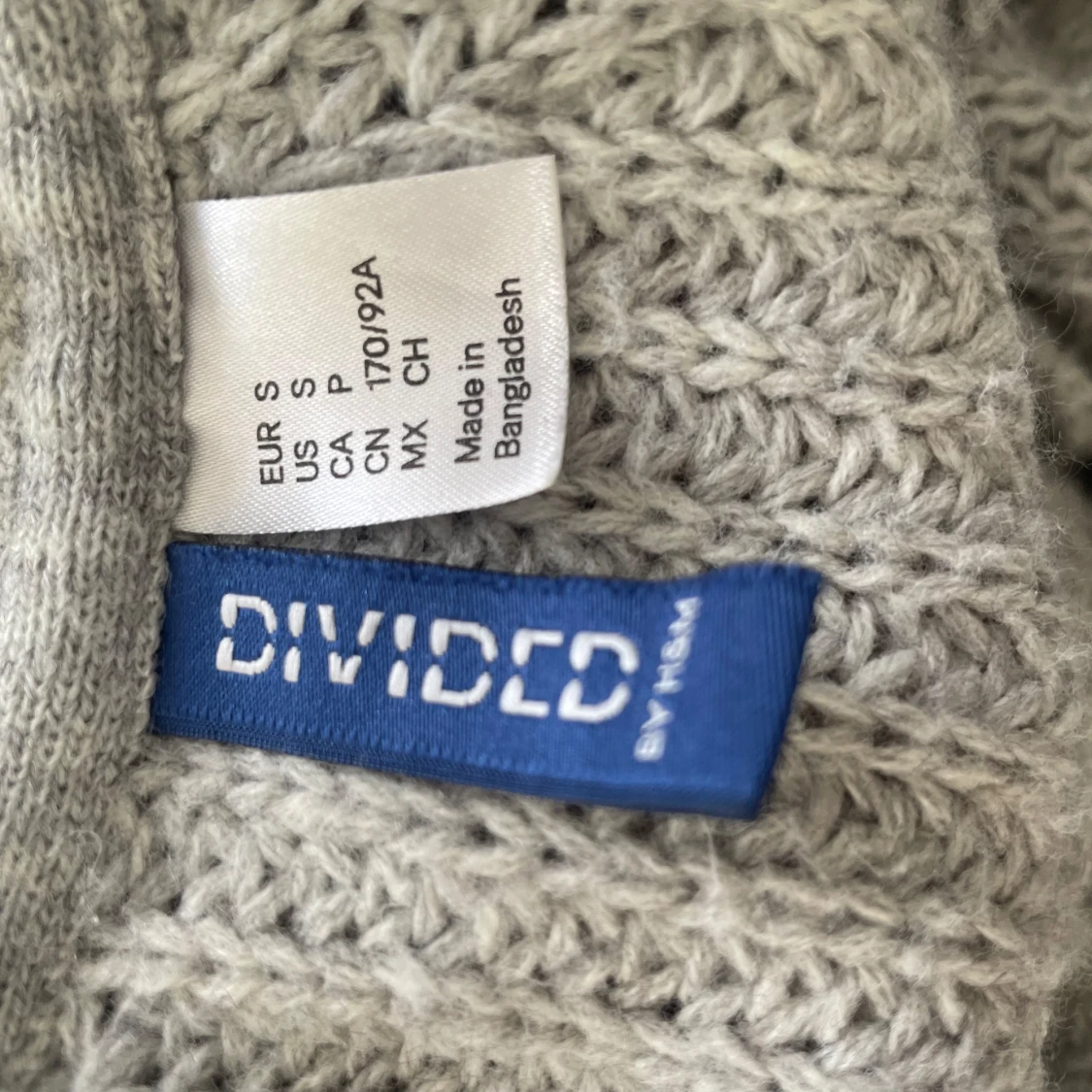 Ljusgrå stickad kofta från Divided - 2