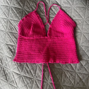 Handvirkad topp - Säljer en handvirkad vit topp jag själv gjort. Den har smala axelband och snörning i ryggen och tack vare den reglerbara knytningen passar den många olika storlekar! 