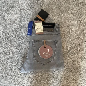 Nya Jacob Cohën jeans limited 660/950 BARD - skick 10/10 | storlek W31 | Mått midja:40cm Längd:109cm | modell ”Bard” | sprillans nya aldrig använda kvitto visas på baksida av jeansen |