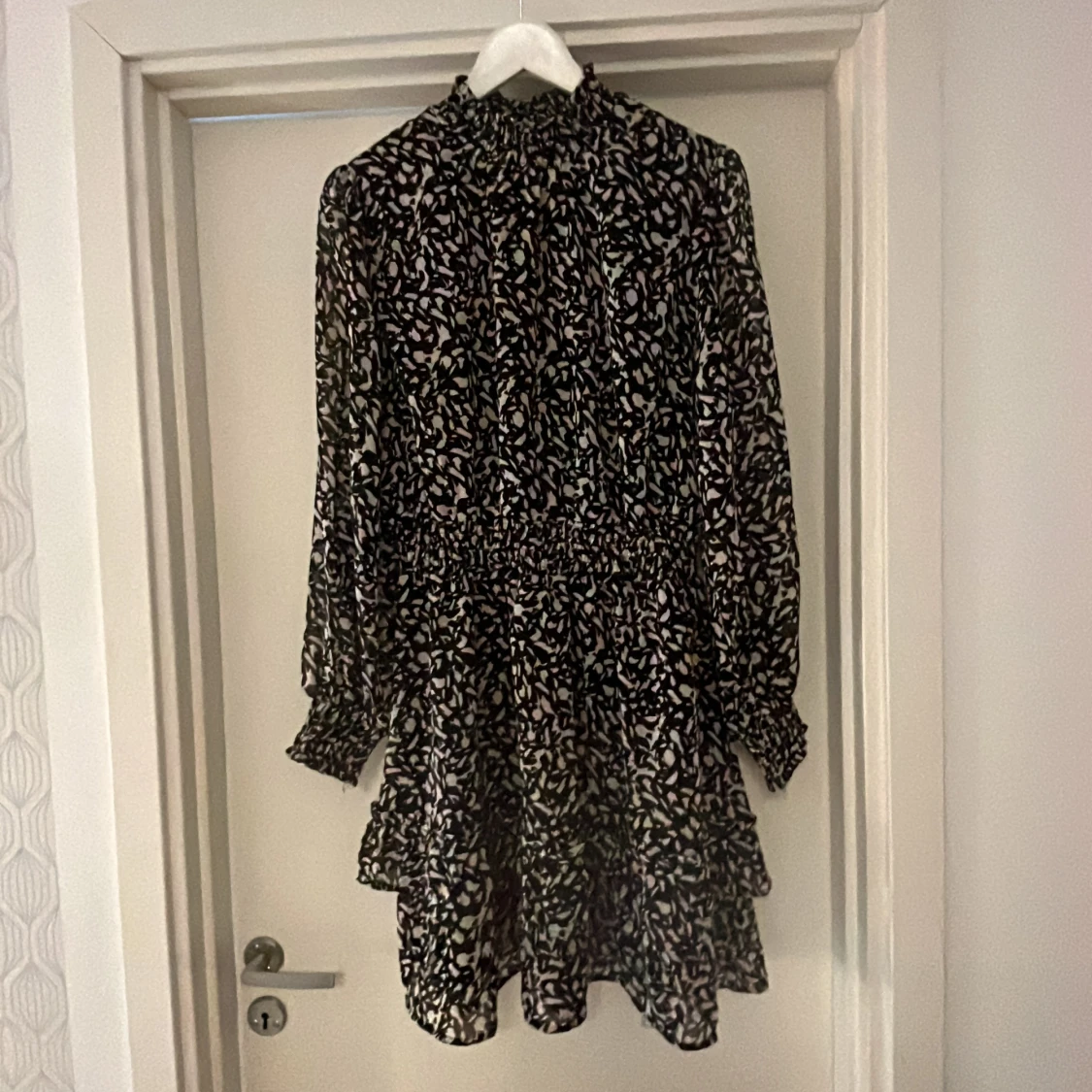 Svart blommig kortklänning med volang