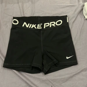Svarta träningstights shorts från Nike Pro - Svarta tighta shorts från Nike Pro. Materialet är stretchigt och bekvämt. Dom sitter jätte fint på! Pris kan diskuteras