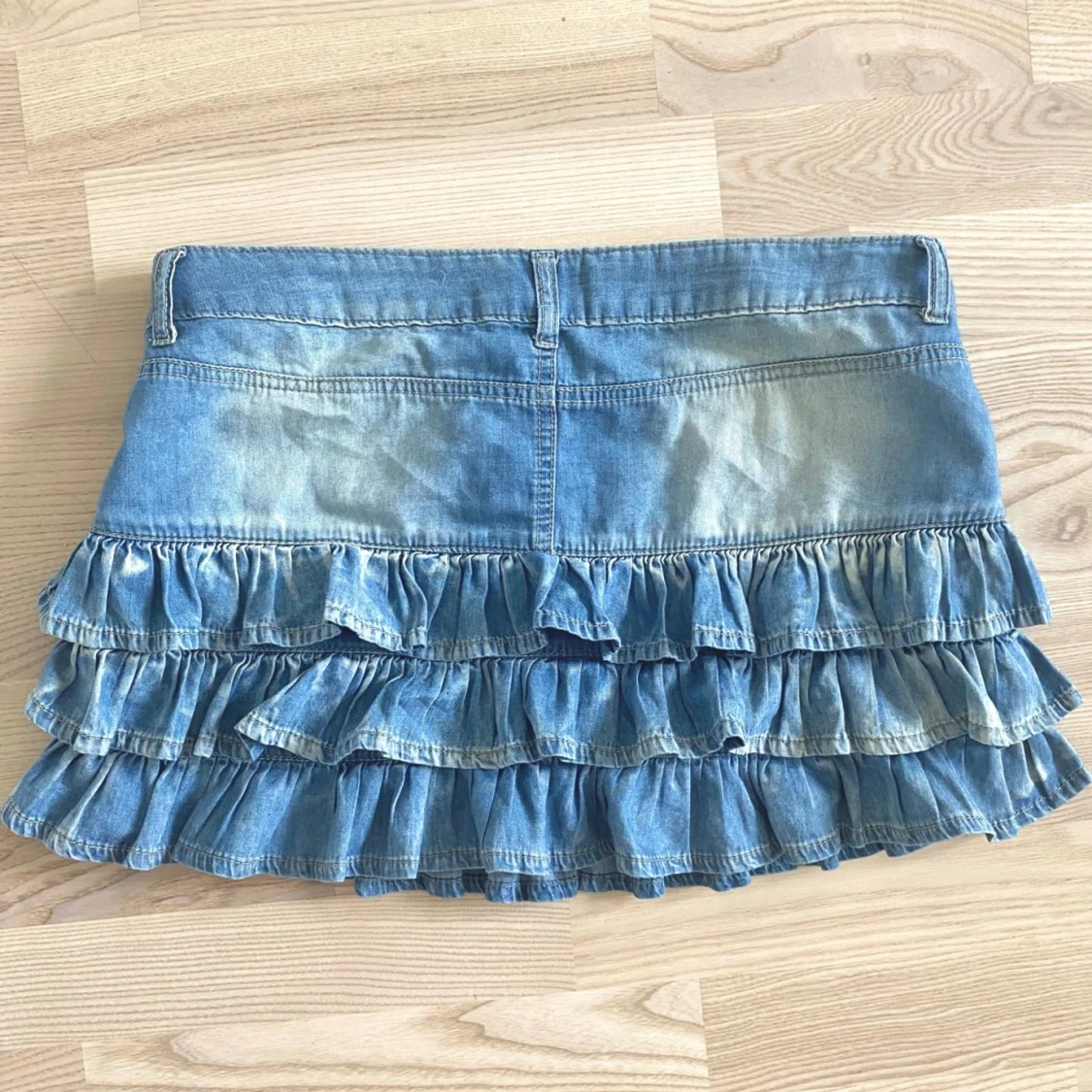 Supersöt jeanskjol med volanger  - 91