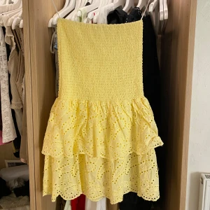 Gul axelbandslös klänning med volang från Subdued - Söt gul axelbandslös klänning från Subdued 💛Aldrig använd 