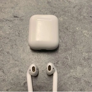 Hörlurar  - Säljer nu mina airpods. Kan gå ner i pris vid snabb affär 