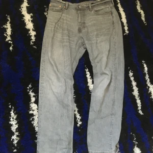 Grå jeans från Weekday - Säljer ett par grå jeans från Weekday i modellen Space Relaxed Straight. Byxorna har klassisk femficksdesign, raka ben och normal passform. Perfekta för en avslappnad stil och funkar året runt.