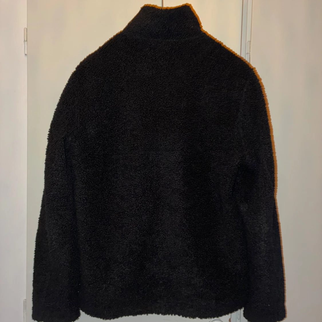 Svart teddyjacka med ficka i skinn - 1