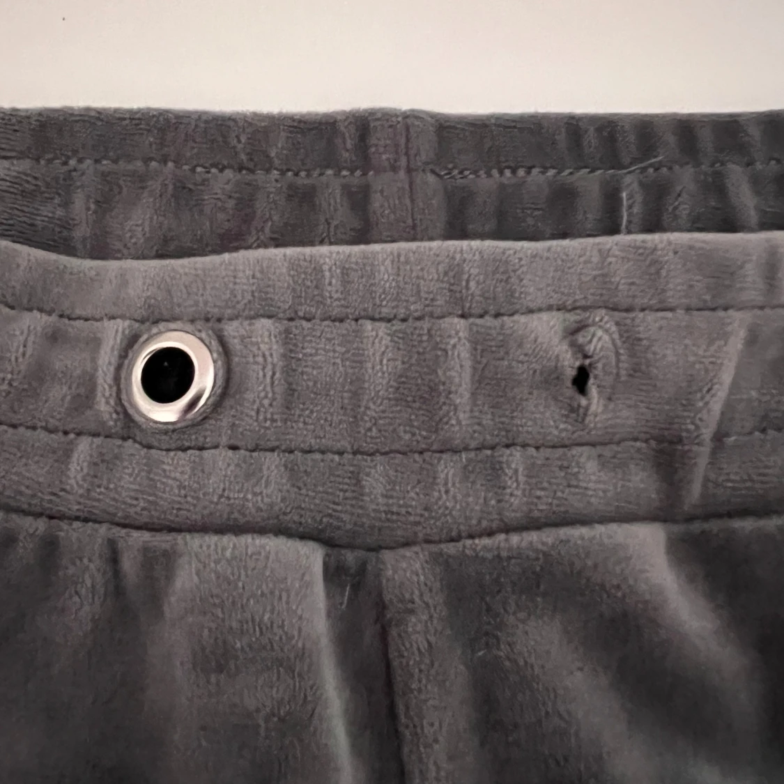 Gråa mjukisbyxor i velour + hoodie  - 1