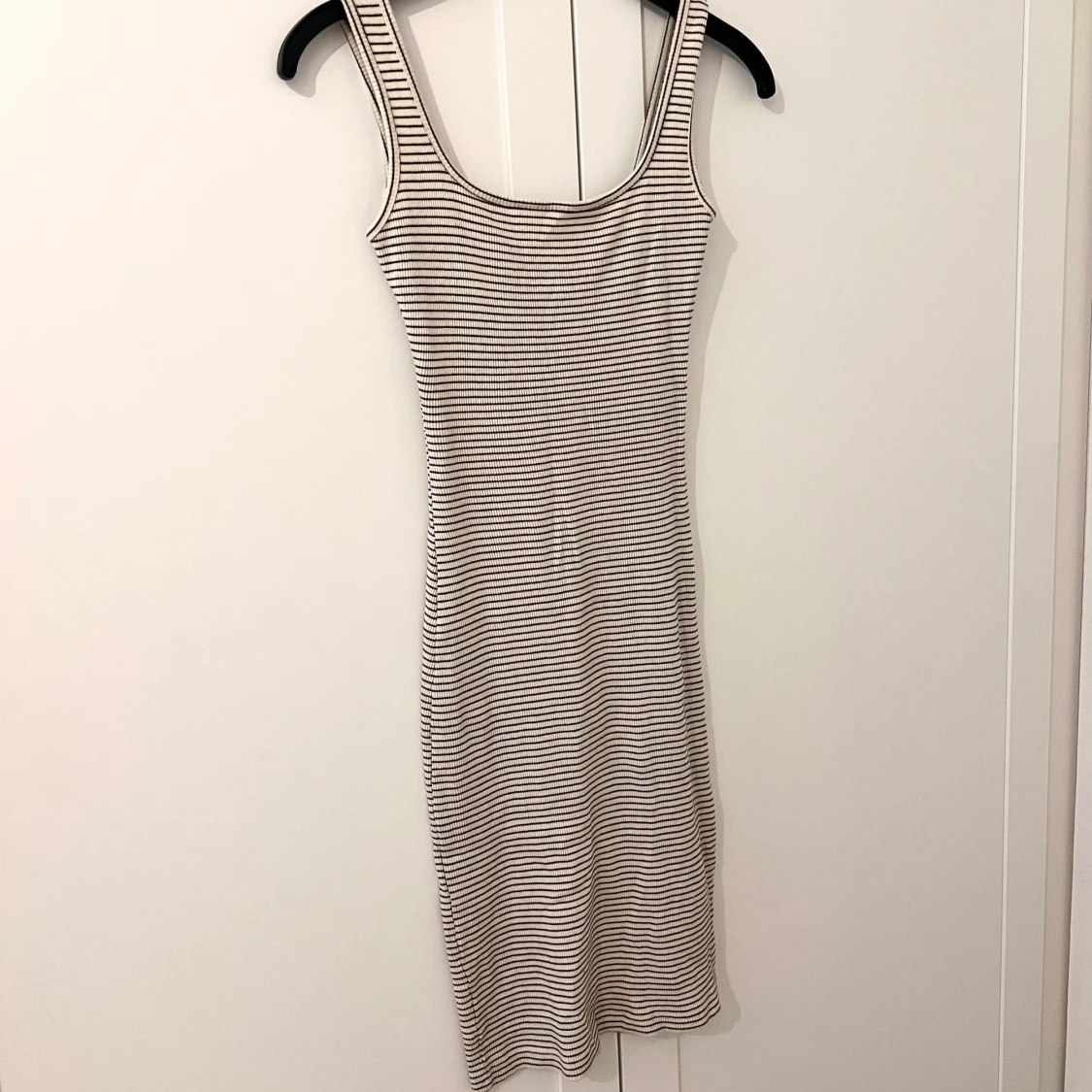 Randig ärmlös klänning