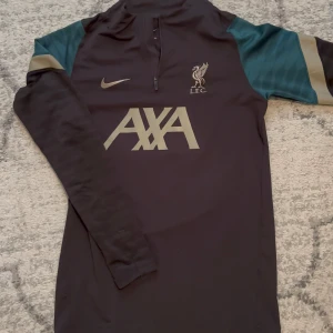 Svart långärmad träningströja Liverpool FC Nike - Nike Liverpool träningströja i storlek s. Använd endast några få gånger. Säljs då den är för liten. 