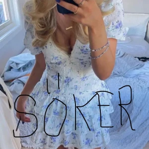Blommig kortklänning med puffärm - Hej, jag söker denna super fina klänning i storlek S eller M. Helst runt 400kr men kan diskutera priset. 