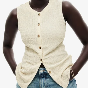 Set hm - Säljer detta superfina beiga settet från HM. Så fint å passar både uppklätt och nerklätt🙌🏽🙌🏽💕💓