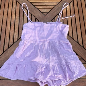 Ljuslila volangklänning från Gina Tricot - Söt ljuslila linne från gina Tricot som inte går att köp längre. Perfekta för en mysig sommarkväll.😊Aldrig kanske en gång💕skriv bara om man har några frågor