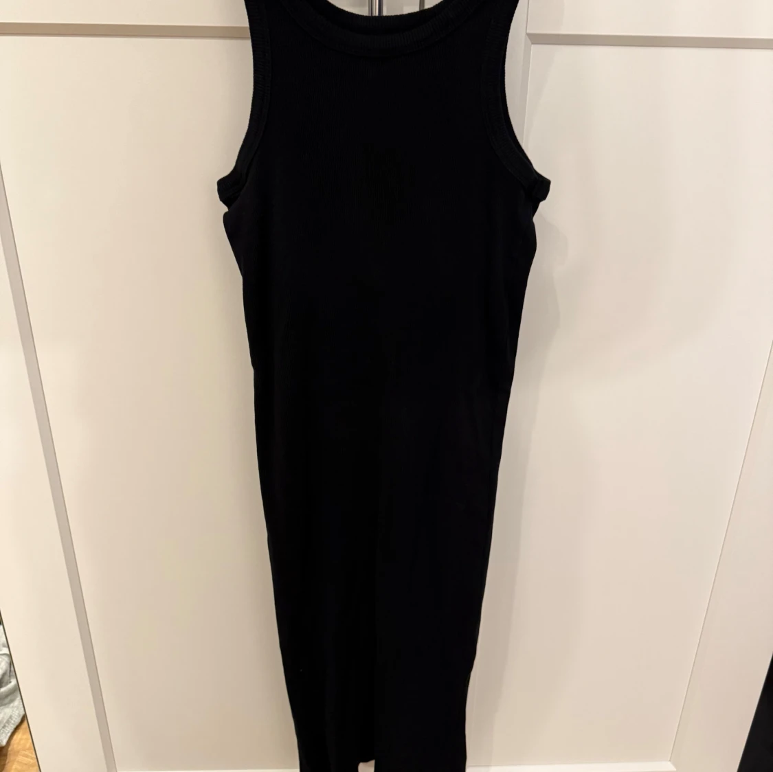 Svart ärmlös midklänning från 157