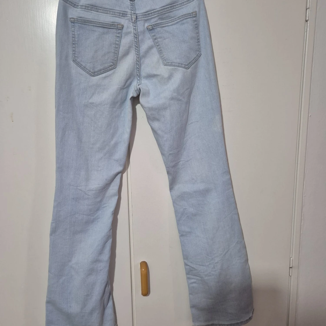 Lågmidjade utsvängda jeans - 1