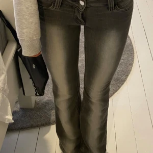Lågmidjade bootcut jeans  - Sååå snygga jeans från weekday 😍😍 använda typ 5 ggr W27 L30 passar mig som bär XS i allt och är 169cm lång