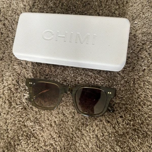 Chimi solglasögon  - Säljer nu mina jättepopulära solglasögon från chimi i modellen 04, färgen är mörkgrön. Jättebra skick och man får med låda! köp direkt