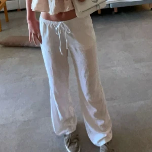 Low waist Vita linnebyxor  - Low waist vita linnebyxor från Hm! Storlek S🙌🏼💞använda några gånger men i fint skick 
