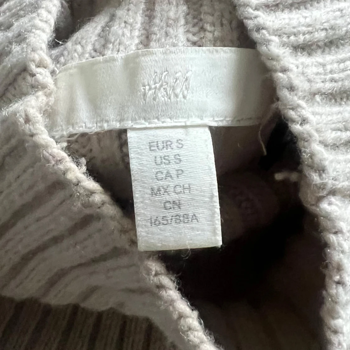 Beige ribbad stickad tröja från H&M - 1