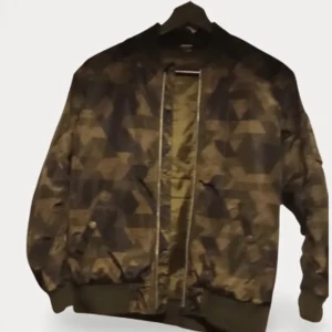 Camouflage bomberjacka - Säljer en snygg bomberjacka med camouflage-mönster i olika nyanser av grönt och brunt. Jackan har dragkedja framtill, ribbade muddar vid ärmslut och midja samt klassisk bomberkrage. Perfekt för dig som vill sticka ut lite extra.