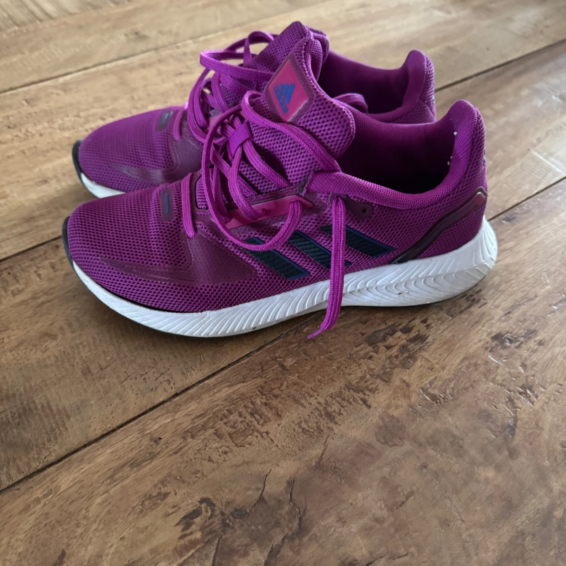 Lila Adidas sneakers med mesh