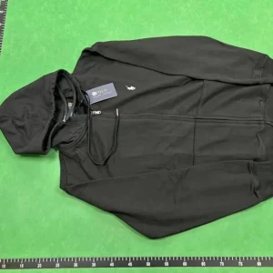 Grå hoodie från Polo Ralph Lauren - Klassisk grå hoodie med dragkedja från Polo Ralph Lauren. Tröjan har huva med dragsko, två fickor framtill och den ikoniska broderade loggan på bröstet. Perfekt för en avslappnad stil.